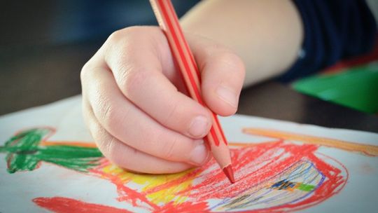 Rodzice mają prawo do dodatkowego zasiłku opiekuńczego do 25 kwietnia 