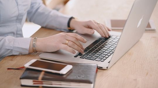 Skorzystaj z bezpłatnych szkoleń i dyżuru telefonicznego ZUS