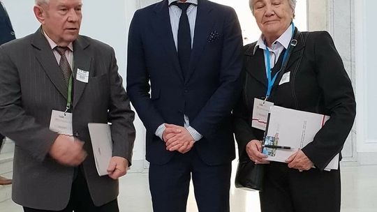 Ślubowanie przedstawicieli Malborskiej Rady Seniorów podczas VIII  sesji Obywatelskiego Parlamentu Seniorów