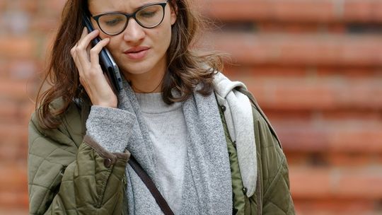 Spoofing - policja ostrzega przed coraz częstszą metodą oszustwa.