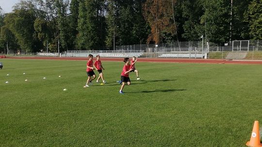 Sportowe zmagania uczniów szkół podstawowych na malborskim stadionie.