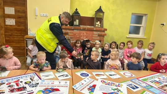 Spotkanie policjantów z malborskimi przedszkolakami w ramach kampanii „Oklaski Za Odblaski”.