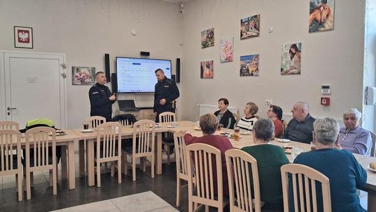 Spotkanie z policjantami w Centrum Aktywności Seniora w Mątowach Wielkich.