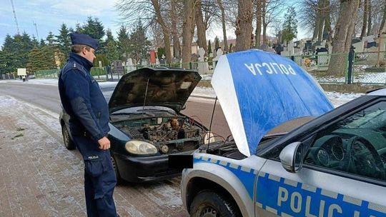 Stary Targ. Dzielnicowy pomógł kierowcy w uruchomieniu auta.