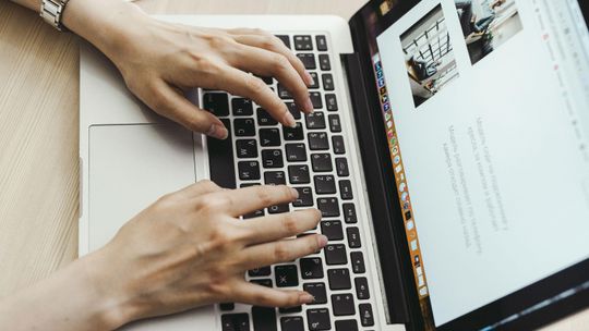 Strona internetowa. Minimalizm czy rozbudowane funkcje? Co wybrać?