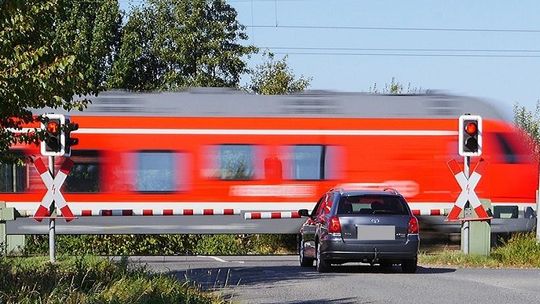 SUV zmiażdżony przez pociąg! Symulacja PKP zderzenia ku przestrodze kierowców