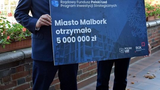 Symboliczne przekazanie czeku przez Wiceministra Aktywów Państwowych w Urzędzie Miasta Malborka.
