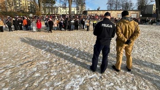 Sztum. Bezpieczeństwo dzieci podczas ferii zimowych – spotkanie z policjantami oraz strażakami na plaży miejskiej.