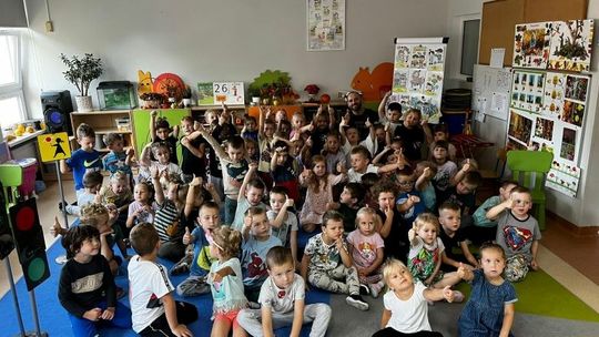 Sztum. Bezpieczeństwo w drodze do przedszkola tematem spotkania policjantów z dziećmi.