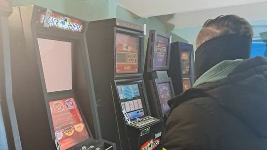 Sztum. Policjanci i funkcjonariusze KAS-u zabezpieczyli nielegalne automaty do gier hazardowych