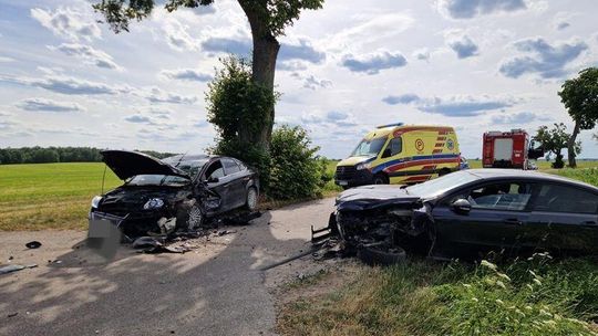 Sztumscy policjanci pracowali na miejscu wypadku drogowego.