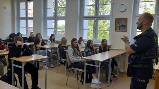 Sztumscy policjanci rozmawiali o odpowiedzialności prawnej z młodzieżą.