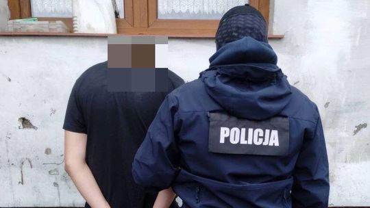 Sztumscy policjanci zatrzymali 21-latka poszukiwanego dwoma listami gończymi.