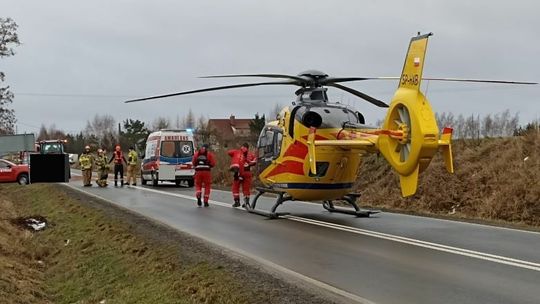 Sztumska Wieś. Pijany kierowca skutera uderzył w ciągnik przewożący śmieci.