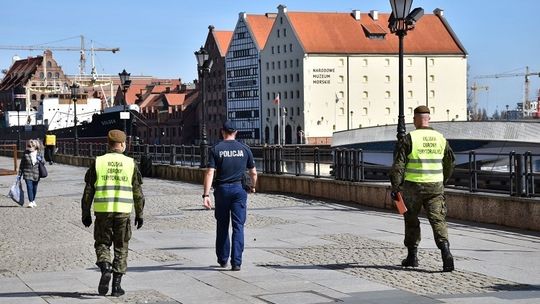 Terytorialsi ponownie wspierają policjantów podczas monitorowania osób objętych kwarantanną.