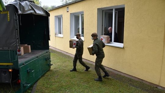 Terytorialsi z 7PBOT dostarczają płyn do dezynfekcji rąk do PCPR na Pomorzu.