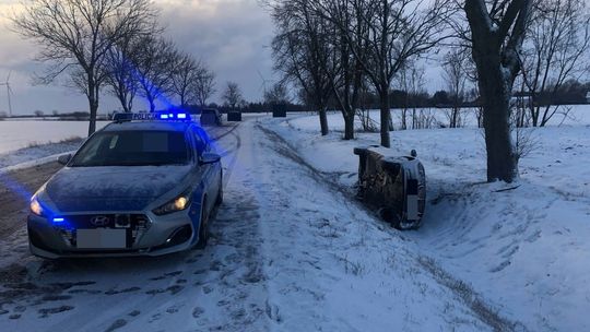 Trudne warunki na drogach. Malborscy policjanci apelują o ostrożność.