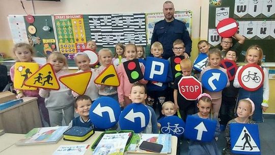 „Uczę się bezpieczeństwa”. Spotkanie malborskich policjantów z uczniami w Starym Polu.