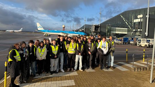 Uczniowie Technikum nr 3 w Porcie Lotniczym im. Lecha Wałęsy w Gdańsku