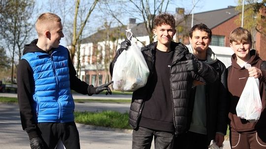 Uczniowie Zespołu Szkół Technicznych w Malborku wzięli udział w akcji społeczno – ekologicznej „Sprzątanie świata”. 