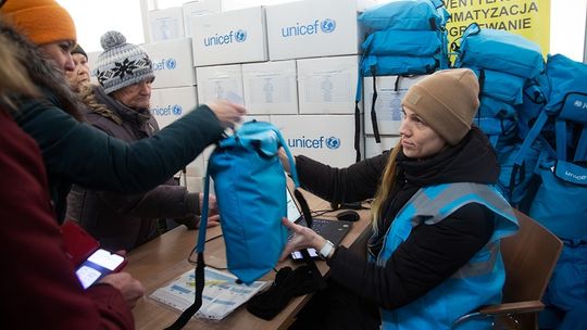 UNICEF dostarcza ratującą życie pomoc, aby wesprzeć rodziny, które uciekły do Polski przed wojną w Ukrainie