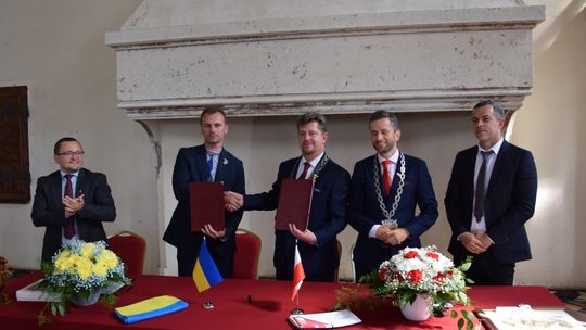 Uroczystość podpisania umowy partnerskiej pomiędzy miastami Malbork i Włodzimierz w Ukrainie.