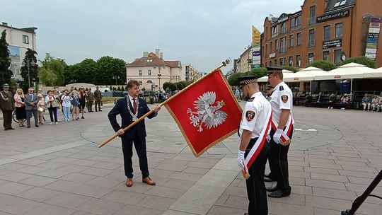 Uroczystość przekazania sztandaru dla Miasta Malborka na Placu Jagiellończyka.