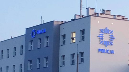 Uszkodzenie auta i kradzież, malborscy policjanci poszukują świadków zdarzeń.