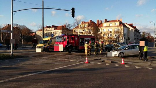 Utrudnienia w ruchu po wypadku na skrzyżowaniu al. Rodła z ulicą Mickiewicza. 