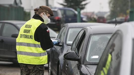 W Chojnicach pomorscy terytorialsi pobierają wymazy  w punkcie drive thru