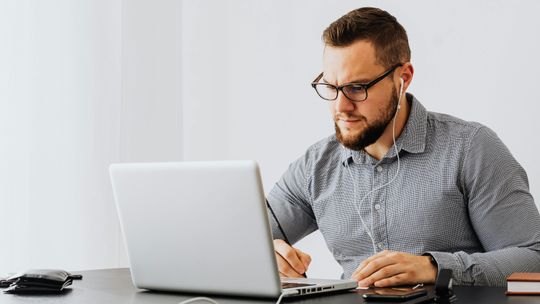 Walking desk – rewolucja dla osób pracujących zdalnie
