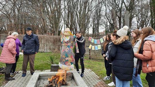 Wolontariusze z II LO w Malborku przywitali wiosnę z mieszkańcami DPS.