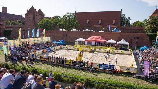 World Tour Malbork 2019. Czy to będzie "biało-czerwona" niedziela? Trzy pary w półfinale turnieju siatkówki plażowej.