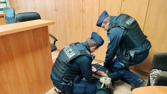 Wtargnięcie uzbrojonego napastnika do Urzędu w Mikołajkach Pomorskich. Ćwiczenia praktyczne z udziałem policji i służb ratunkowych.