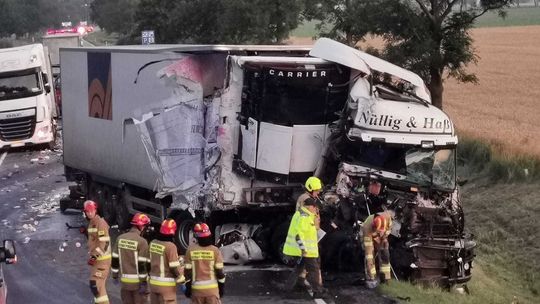 Wypadek w Gnojewie - zderzyły się dwie ciężarówki - jedna osoba odniosła obrażenia