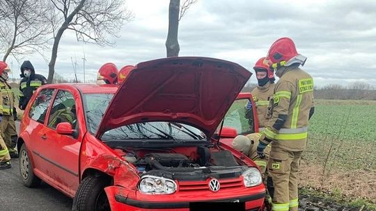 Wypadek w Szymankowie - 70-latek skończył jazdę na przydrożnym drzewie