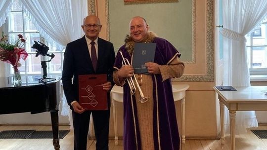 XXVIII Ogólnopolski Przegląd Hejnałów Miejskich. Andrzej Pałka grający hejnał Malborka nagrodzony Medalem Prezydenta Miasta Lublin.