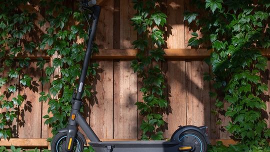 Zasady korzystania z hulajnóg elektrycznych, urządzeń transportu osobistego, urządzeń wspomagających ruch – wybrane zmiany w przepisach