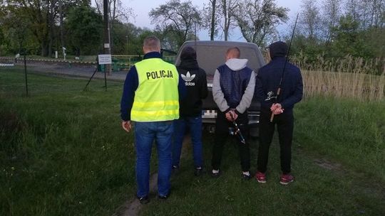 Zatrzymani kłusownicy. Współpraca nowodworskich policjantów z Państwową Strażą Rybacką z Malborka. 