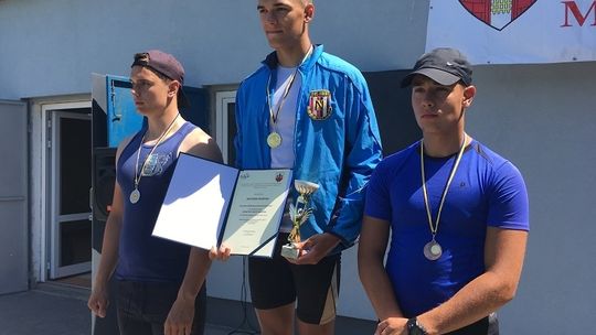 Zawodnicy MKS-u Nogat Malbork z medalami Mistrzostw Województwa Pomorskiego w kajakarstwie.