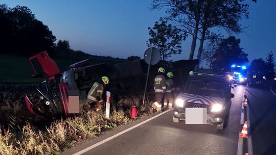 Zdarzenie drogowe w Chlebówce. Ciężarówka przewróciła się na pobocze.