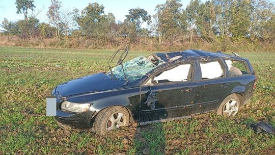 Zdarzenie drogowe w Sztumskiej Wsi. Policjanci apelują do kierowców o rozwagę.