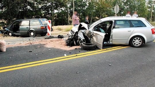 Zderzenie trzech samochodów w Knybawie. Policjanci apelują o rozwagę na drodze.