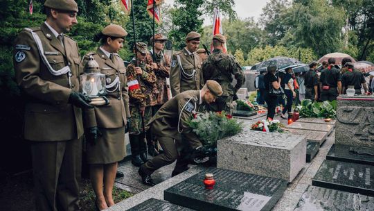 Żołnierze 7 Pomorskiej Brygady Obrony Terytorialnej uczcili 79. Rocznice Wybuchu Powstania Warszawskiego na Cmentarzu Powązkowskim