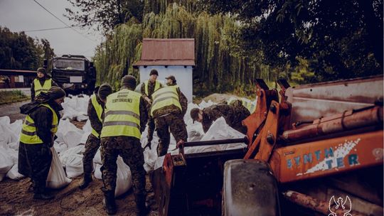 Żołnierze 7 Pomorskiej Brygady Obrony Trytorialnej w gotowości do wsparcia ludności dotkniętej powodzią na południu Polski