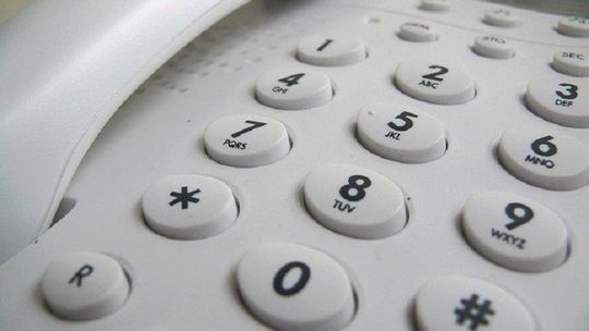 ZUS zaprasza seniorów (i nie tylko) na dyżury telefoniczne. Sprawdź, o co możesz się zapytać ekspertów z ZUS. 