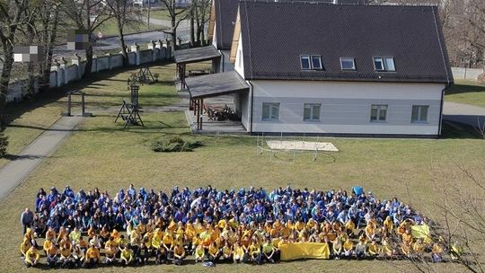 Żywa flaga dla Ukrainy w malborskim ZSP nr 3.