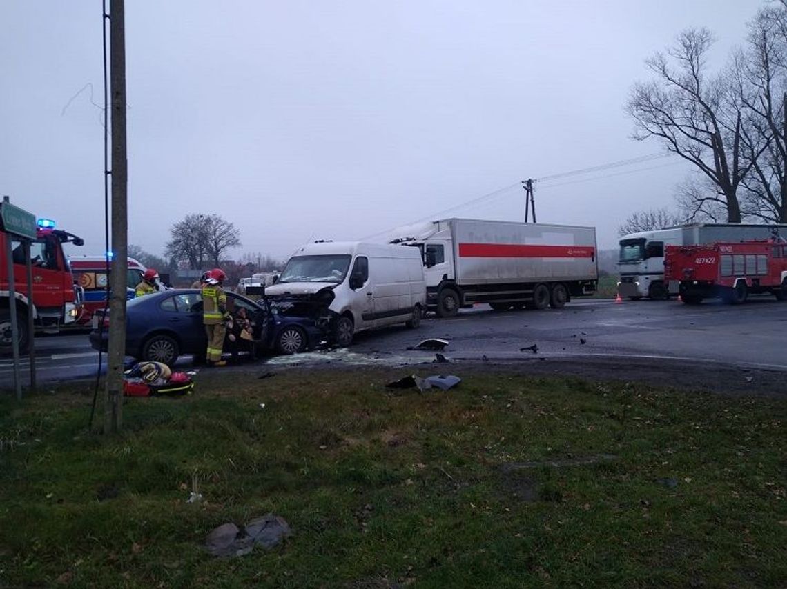 2 osoby poszkodowane w porannym zderzeniu aut w Kończewicach.