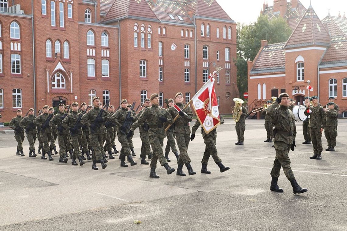 20 żołnierzy 7PBOT złożyło przysięgę wojskową na nowy sztandar. 