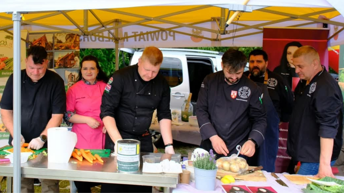 🎧Posłuchaj: Malbork rozsmakował się w lecie! Sukces Festiwalu Kulinarnego "Skarby Regionu".